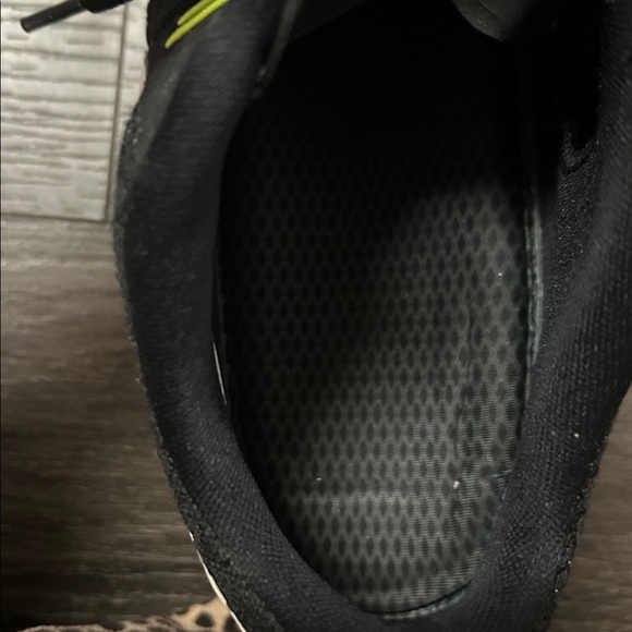 Nike Men's Air Max TR 180 Black Athletic Shoes with Neo Yellow Accents - Picture 5 of 6